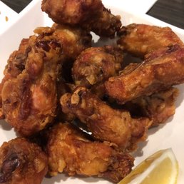 a plate of fried chicken wings a plate of fried chicken wings