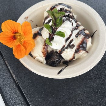 Cafe Ono - Brownie sundae with housemade vanilla ice cream - Coffee & Tea Near Me - Volcano, Hawaii