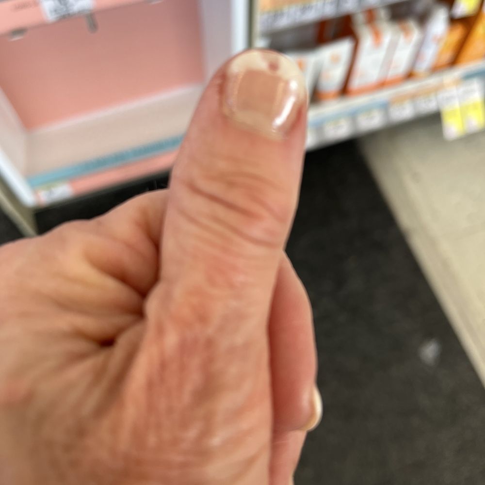 Contour Nail Bar - Chipped nail - Waxing Near Me - Omaha, Nebraska