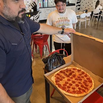 550 Pizzeria - Really big pizza! - Pizza Near Me - Laredo, Texas