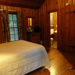 Lewis Mountain Cabins - Interior Cabin #9 - queen bed