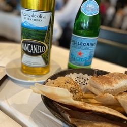 Marcelo Restaurante - Oil with basic bread basket