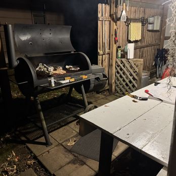 Caddo Lake Hideaway - Bbq area with everything you need (utensils, towels, a functioning sink, small cutting board) - Vacation Rentals Near Me - Karnack, Texas