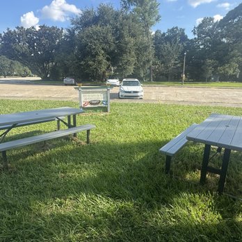 Birds Nest Cafe - Outdoor picnic tables - Cafes Near Me - New Orleans, Louisiana