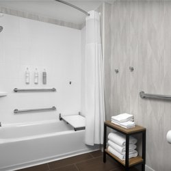 Hampton Inn & Suites Greenville/Spartanburg I-85 - Guest room bath