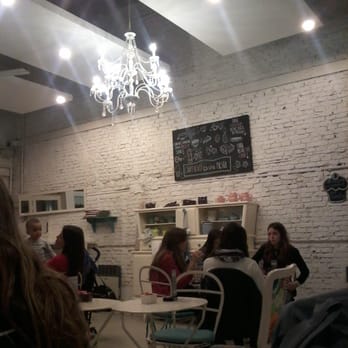 Capricho - El salón es amplio y luminoso y uno se pierde mirando todos los detalles. - Desserts Near Me - Rosario, S