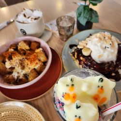 Café C - Chocolate and banana pancakes, potatoes, and latte with chick foam!