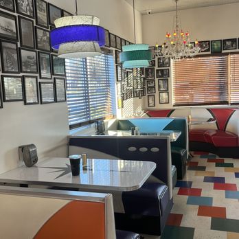 Red's Giant Hamburg - 1950's booths and more checkerboard floors. - Burgers Near Me - Springfield, Missouri
