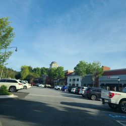 Avenue East Cobb - Plenty of parking