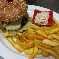 El Camino - Burger mit Home fries und Krautsalat