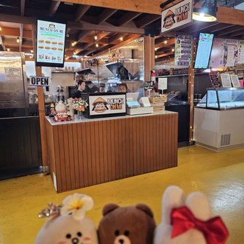 Munch on Mi - Outside - Sandwiches Near Me - Honolulu, Hawaii