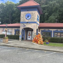 Wonderland Antiques and Curiosities - Store Front