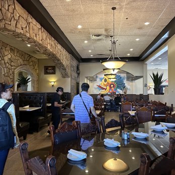 Tres Potrillos - 餐廳用餐環境 - Mexican Near Me - Beachwood, Ohio Tres Potrillos - 餐廳用餐環境 - Mexican Near Me - Beachwood, Ohio