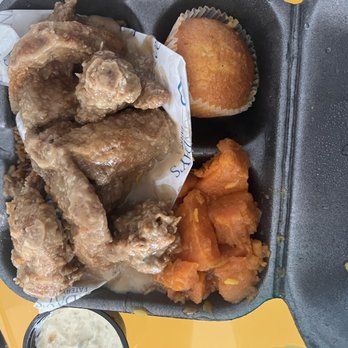 Sundays Eatery - Smothered chicken wings - Soul Food Near Me - Miami Gardens, Florida