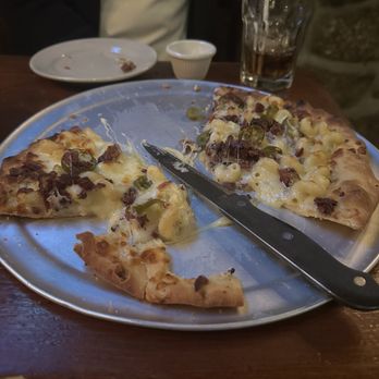 The Common Man Restaurant - Mac and cheese pizza - American Near Me - Lincoln, New Hampshire The Common Man Restaurant - Mac and cheese pizza - American Near Me - Lincoln, New Hampshire