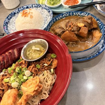 Golden Smell Mee - Kon lo mee, beef brisket with coconut rice, roasted chicken plate - Malaysian Near Me - Vancouver, British Columbia Golden Smell Mee - Kon lo mee, beef brisket with coconut rice, roasted chicken plate - Malaysian Near Me - Vancouver, British Columbia