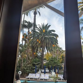 FIG Restaurant - Poolside patio - Bars Near Me - Santa Monica, California FIG Restaurant - Poolside patio - Bars Near Me - Santa Monica, California