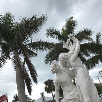 St Armands Circle - Statues and palm trees - Shopping Centers Near Me - Sarasota, Florida