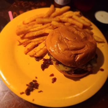 Fudpucker's - BBQ Bacon Burger (overcooked & terrible presentation) - Seafood Near Me - Destin, Florida