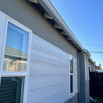 L.A's Best Rain Gutters Solutions - New white gutters and camouflaged gray downspouts - Gutter Services Near Me L.A's Best Rain Gutters Solutions - New white gutters and camouflaged gray downspouts - Gutter Services Near Me