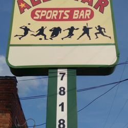 Sunday Bears Game
Free Pizza
$10 Domestic Buckets
$3 Shot Specials