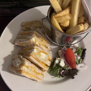 Fitzgerald's - 3 cheese grilled cheese our friend ordered- it was delicious. - Pubs Near Me - Dublin, D