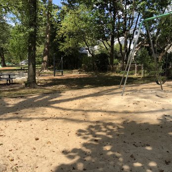Woodlawn Park - Sandy swings - Parks Near Me - Arlington, Virginia