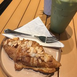 Java Lounge - Almond croissant & Matcha latte w oat milk