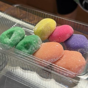 Nisshodo Candy Store - Tsumami (green) coconut (pale pink) peanut butter (yellow) red bean (dark pink) lilikoi (purple) - Candy Stores Near Me - Honolulu, Hawaii
