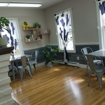 Wicked Licks - a dining room with a table and chairs - Ice Cream & Frozen Yogurt Near Me - Sturbridge, Massachusetts