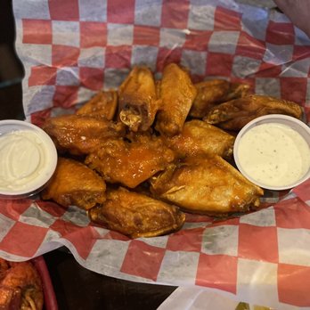 242 Pub & Grill - Buffalo and Spicy sriracha wings - Pubs Near Me - Spring, Texas