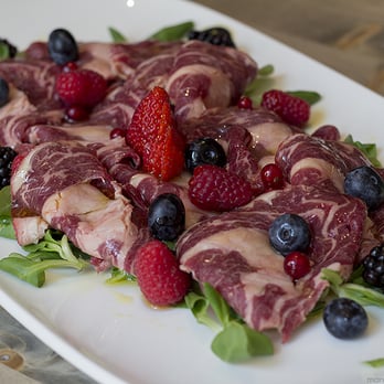 Muu House - Carpaccio di Cube Roll Irlandese con frutti di bosco - Steakhouses Near Me - Milan, Michigan