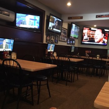 Pippa's Sports Cafe - Tons of tvs! - Sports Bars Near Me - Danbury, Connecticut