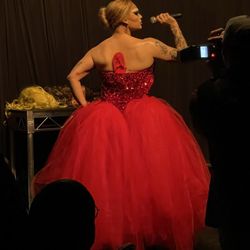 Kiso - Salina Estitties hosting the Drag Race viewing party