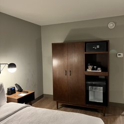 Four Points by Sheraton Brunswick - Wardrobe/Closet