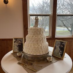 Spring Hill Lodge - Anniversary cake display.