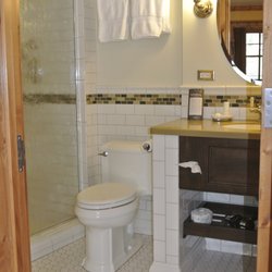 Green Bridge Inn - Each room features a washroom with a step-in (ADA room available), glassdoor shower, eco-friendly amenities, a hair dryer, and plush towels.