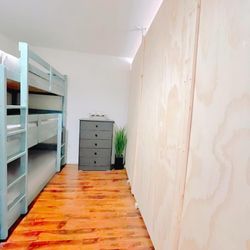 Sleepy Dancers - 3 person tier with a 5 person room