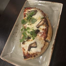 Argentinian mushroom truffle pizza
