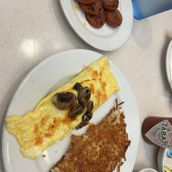 Zippy's Kahala - Mushroom omelette with well done hash browns. - Diners Near Me - Honolulu, Hawaii Zippy's Kahala - Mushroom omelette with well done hash browns. - Diners Near Me - Honolulu, Hawaii