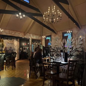 Il Covo Trattoria - Restaurant Interior - Italian Near Me - Victoria, British Columbia Il Covo Trattoria - Restaurant Interior - Italian Near Me - Victoria, British Columbia