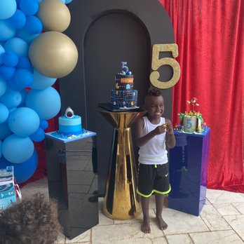 Cake Lounge Miami - Shark cake, super Mario cake, Pac-Man cake - Cupcakes Near Me - Miami, Florida