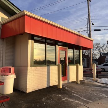 Carl's Drive In - Exterior - Burgers Near Me - Brentwood, Missouri Carl's Drive In - Exterior - Burgers Near Me - Brentwood, Missouri