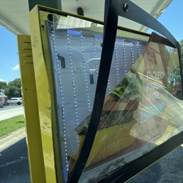 All the displays are broke like this. Some so bad you can't pull in the spot.