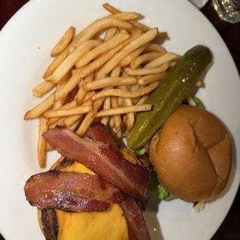 Southampton Publick House - Sirloin Burger (8oz) cheddar and bacon - American Near Me - Southampton, New York Southampton Publick House - Sirloin Burger (8oz) cheddar and bacon - American Near Me - Southampton, New York