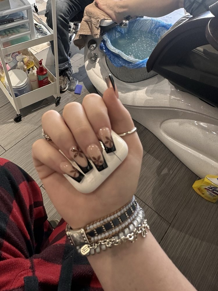 Luxury Nails Logo