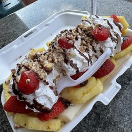 Banana Split with Walnuts with Fresh Fruit Banana Split with Walnuts with Fresh Fruit