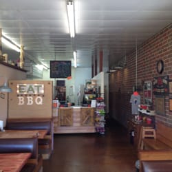 Dickie-Do's Bbq - Part of the small interior, looking toward ordering area.