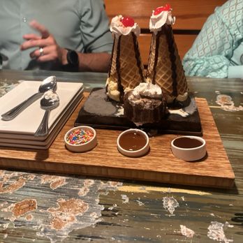 Hot Rocks - Hot rocks fudge volcano - New American Near Me - Wisconsin Dells, Wisconsin