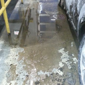 Jiffy Lube - This is what a dump this place is. No drainage. I had to jump over a huge puddle of dirty water. I felt bad for the workers. - Oil Change Stations Near Me - Berwyn, Illinois